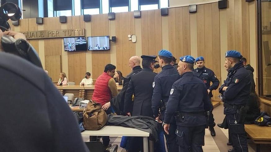 Col giubbotto rosso lo zio Danish Hasnain, accanto l'avvocato Liborio Cataliotti