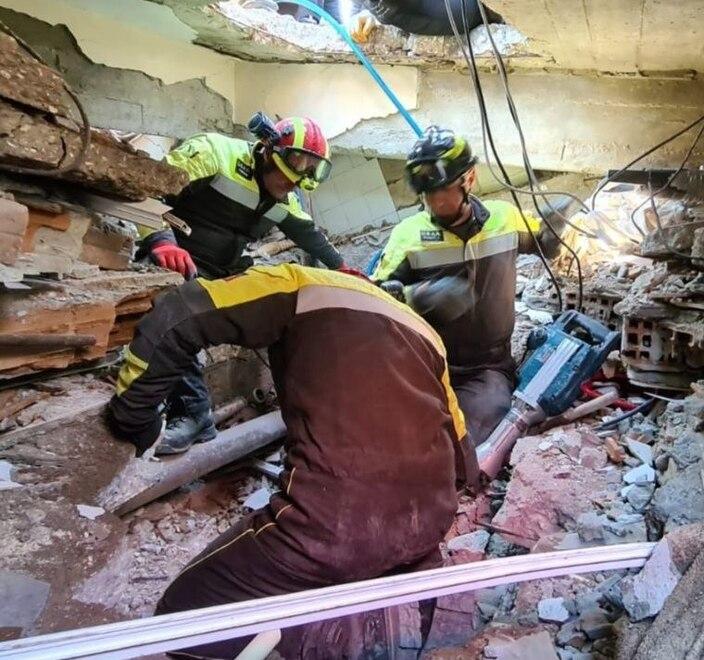 Terremoto in Turchia: trovato sotto le macerie, lo salvano i vigili del fuoco pisani. L’emozione dopo l'applauso degli abitanti
