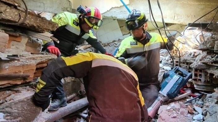 Terremoto in Turchia: trovato sotto le macerie, lo salvano i vigili del fuoco pisani. L’emozione dopo l'applauso degli abitanti