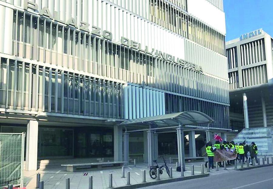 La rabbia dei lavoratori delle filature davanti a Confindustria: «Siamo sottopagati e invisibili»