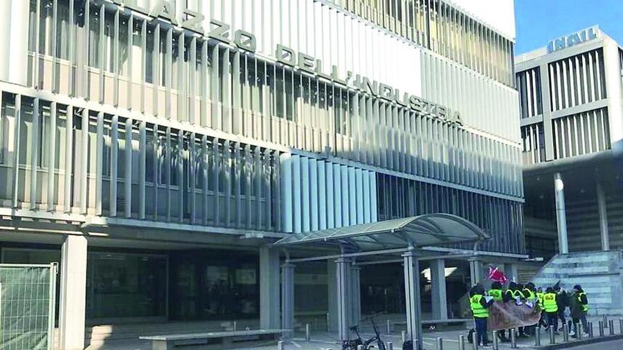 La rabbia dei lavoratori delle filature davanti a Confindustria: «Siamo sottopagati e invisibili»