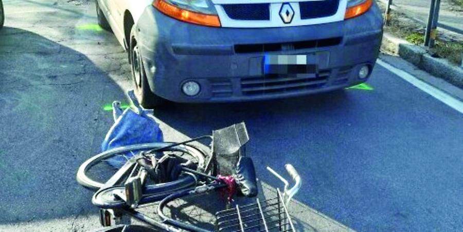Furgone contro una bicicletta, anziano in gravissime condizioni