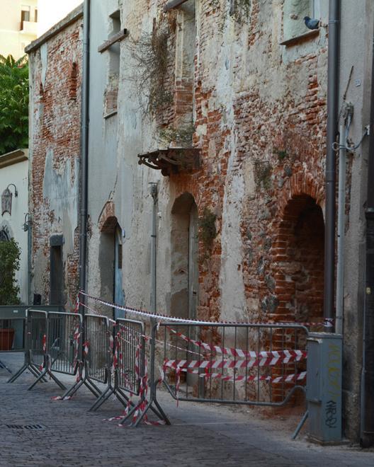 Piomba a terra il cornicione di una casa abbandonata
