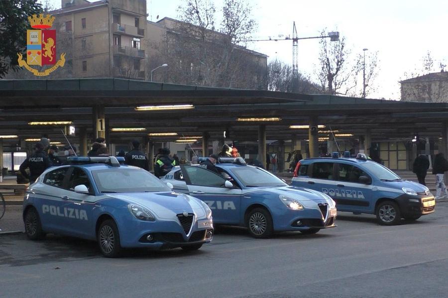 Modena, : blitz alla Stazione delle Autocorriere. Controllate 109 persone. Tre cittadini stranieri espulsi