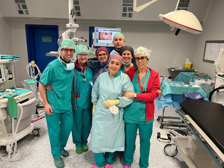 Firenze, per la prima volta un impianto di lenti intraoculari telescopiche: così i malati di macula tornano a leggere e vedere la tv