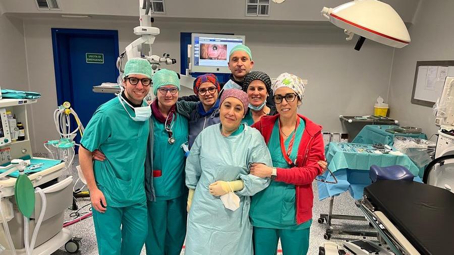 Firenze, per la prima volta un impianto di lenti intraoculari telescopiche: così i malati di macula tornano a leggere e vedere la tv