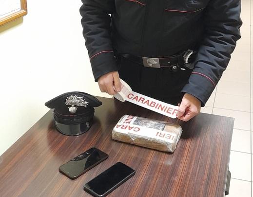 Trovato con un chilo di coca nel bauletto della moto, arrestato 34enne