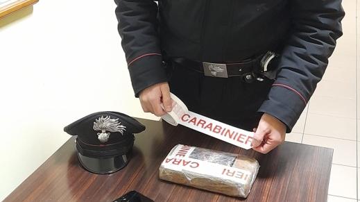 Trovato con un chilo di coca nel bauletto della moto, arrestato 34enne