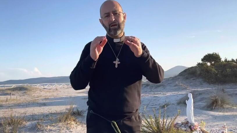 «Preso di mira dagli hacker», il parroco di San Teodoro dice addio ai social