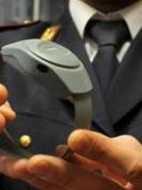 Stalking, perseguita una donna e gli mettono il braccialetto elettronico: non potrà avvicinarsi a 500 metri