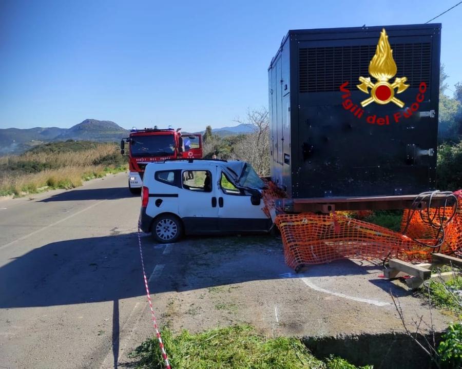 Fuori strada con l’auto, un ferito a Gonnesa