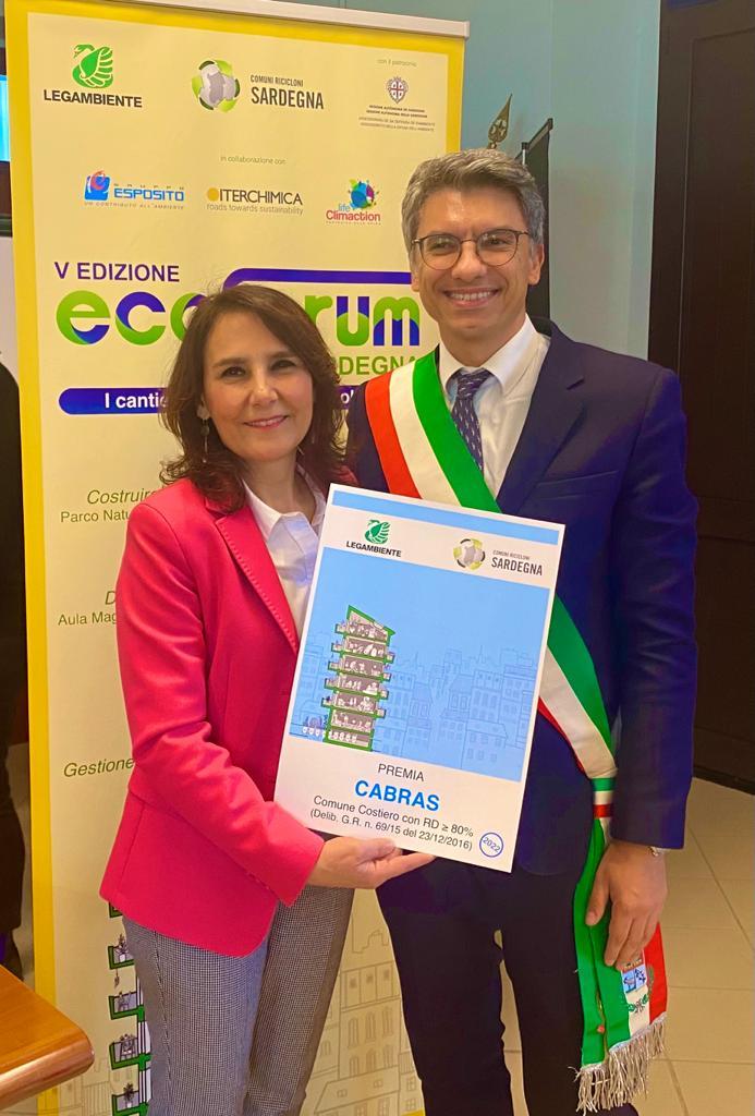 
	La presidente di Legambiente e il sindaco di Cabras

