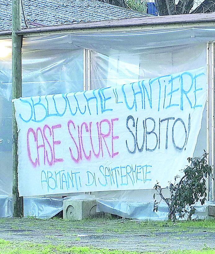 Nel cantiere autogestito dai cittadini gli operai-volontari recuperano alloggi vuoti e li danno a chi è senza casa