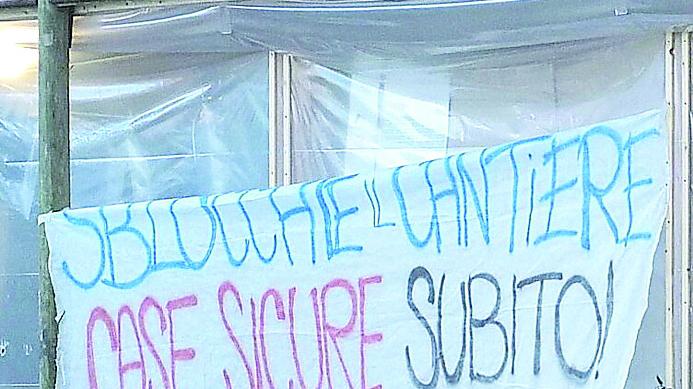 Nel cantiere autogestito dai cittadini gli operai-volontari recuperano alloggi vuoti e li danno a chi è senza casa