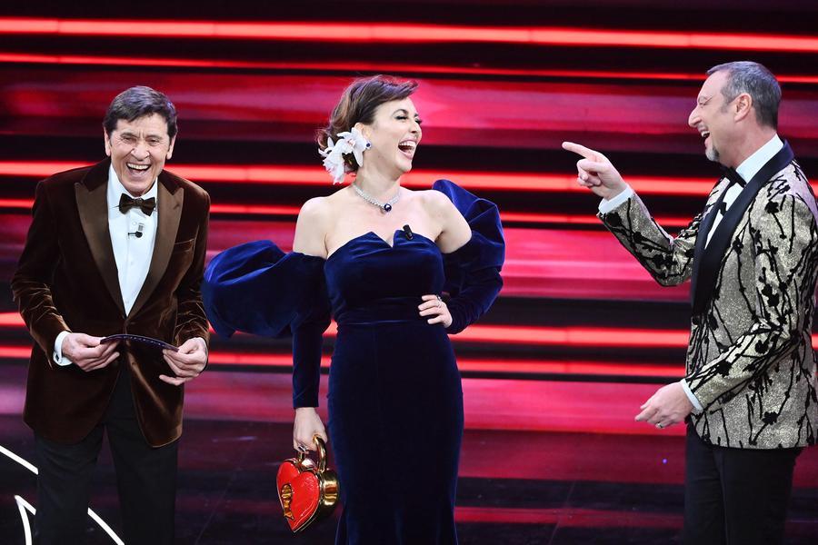 Sanremo, la toscanissima Chiara Francini “spunta” dalla platea e cita la sua Campi Bisenzio