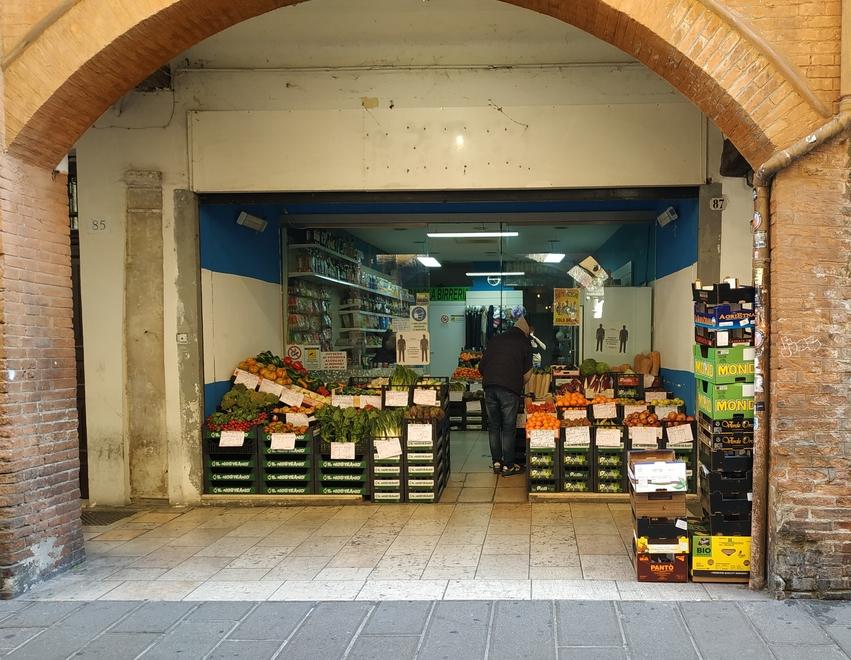 Ferrara, raffica di “Scia” per lo stesso negozio di vicinato, il sindaco ordina la chiusura serale