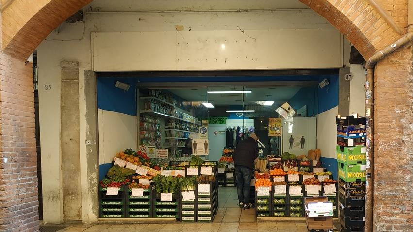 Ferrara, raffica di “Scia” per lo stesso negozio di vicinato, il sindaco ordina la chiusura serale