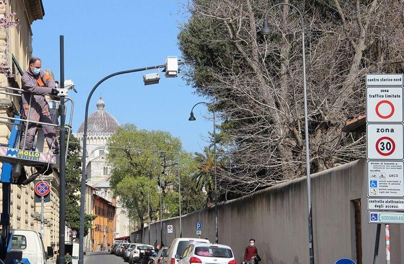 12 euro al giorno per parcheggiare liberamente a Pisa, l’opzione per incentivare le presenze