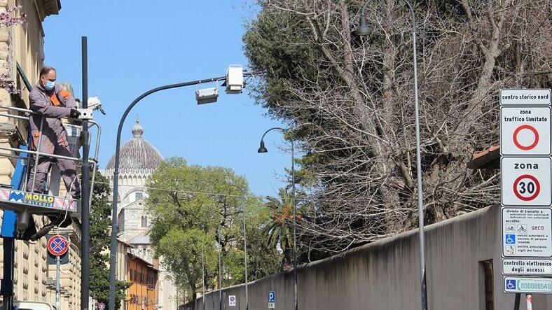 12 euro al giorno per parcheggiare liberamente a Pisa, l’opzione per incentivare le presenze