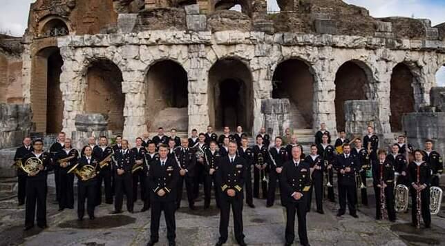 Mille firme contro l’esibizione della banda della Nato per il Carnevale