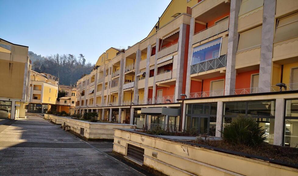 «Siamo minacciati di morte»: paura alla ex Montecatini di Carrara per un uomo che disturba le notti