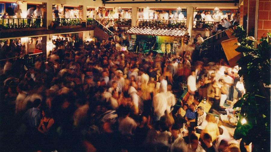 Aggressioni e alcol ai minorenni: chiusa per dieci giorni la Capannina di Forte dei Marmi