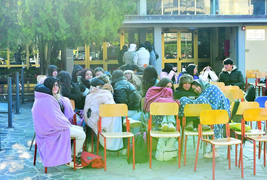 Al Sassetti Peruzzi ancora termosifoni rotti: gli studenti restano fuori e protestano
