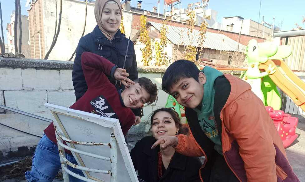 Giulia, la lucchese che aiuta i bambini schiacciati da guerra e terremoto in Medioriente