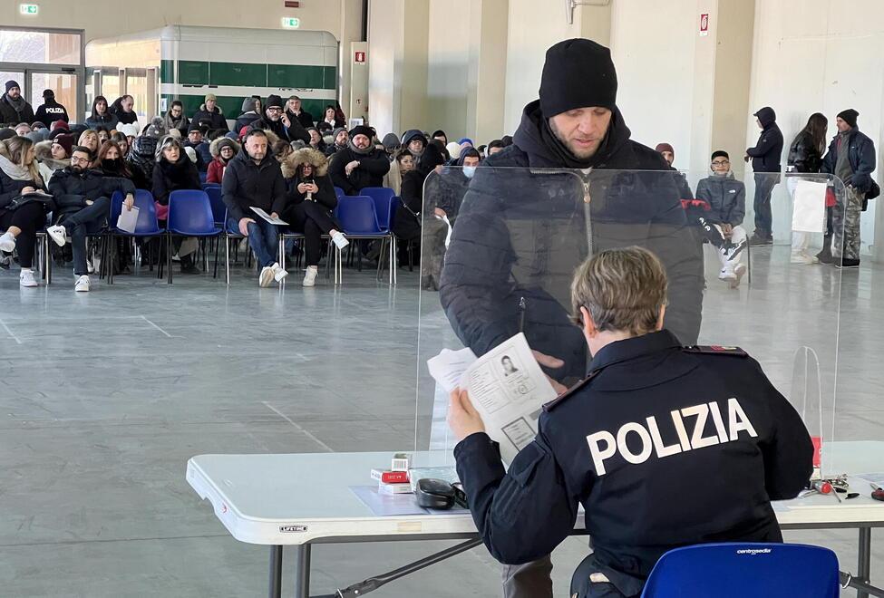 Pistoia, in coda già dalle 5 del mattino: 287 le richieste di passaporto