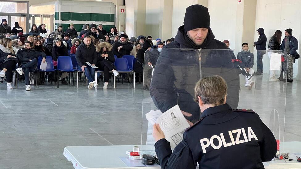 Pistoia, in coda già dalle 5 del mattino: 287 le richieste di passaporto