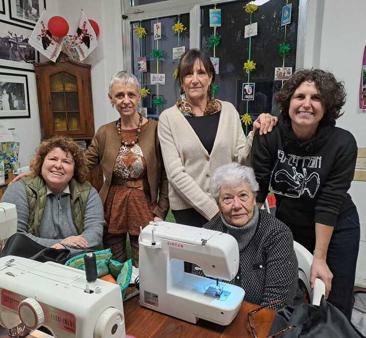 Carnevale di Viareggio, le sarte del rione che vestono la voglia di divertirsi: una passione artigiana lunga più di 40 anni