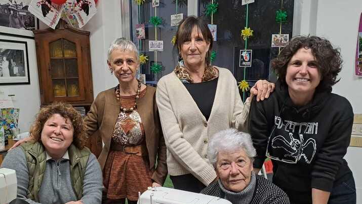 Carnevale di Viareggio, le sarte del rione che vestono la voglia di divertirsi: una passione artigiana lunga più di 40 anni