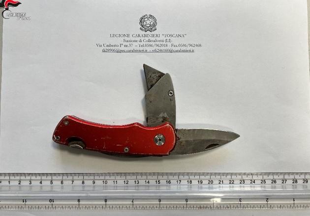 Trovato in auto a Collesalvetti con un coltello a serramanico: denunciato 44enne