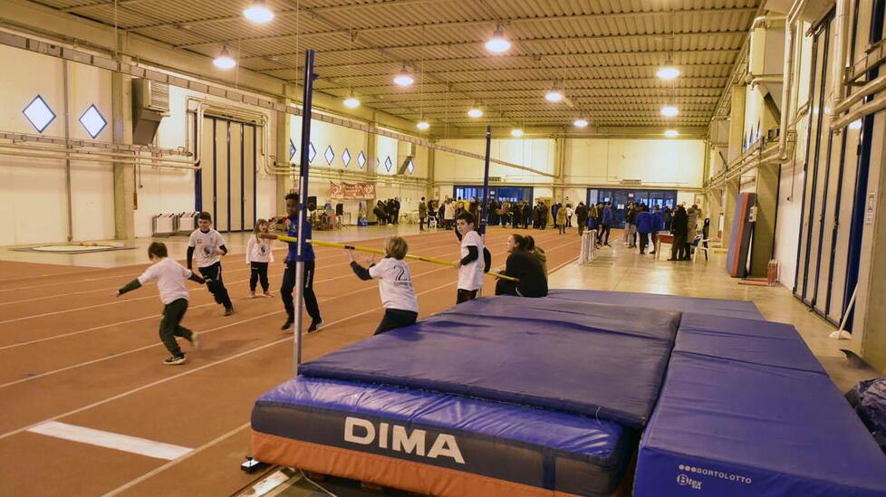 In pista al polo di atletica indoor di Campiglia l’impianto in un capannone Sefi
