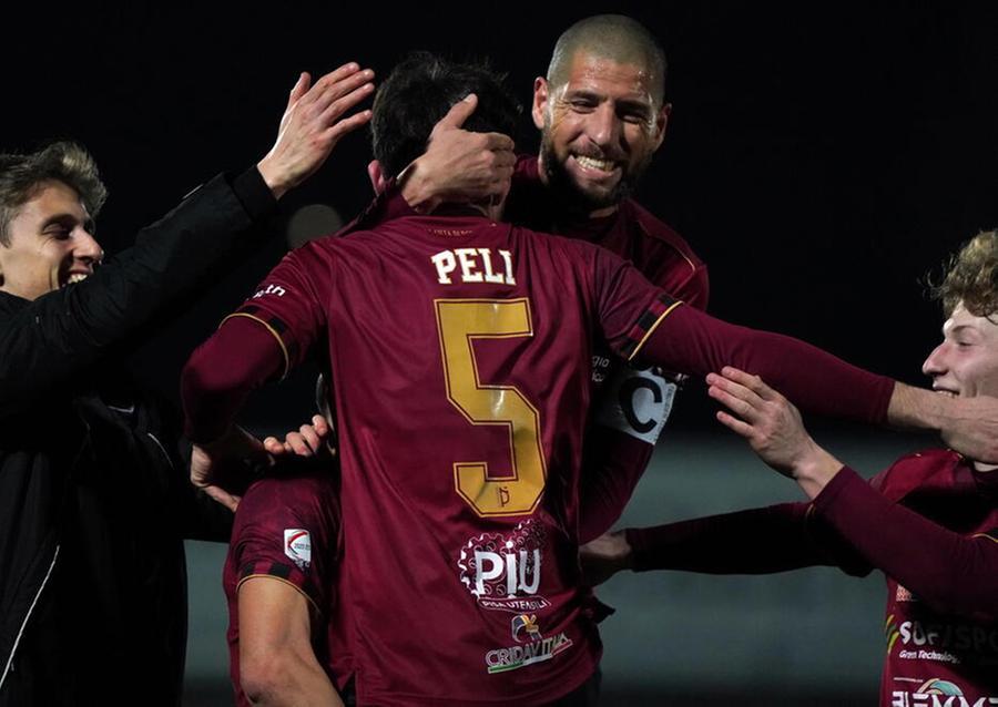 
	Capitan Espeche abbraccia Lorenzo Peli dopo la rete realizzata con l'Alessandria (Foto di Franco Silvi)

