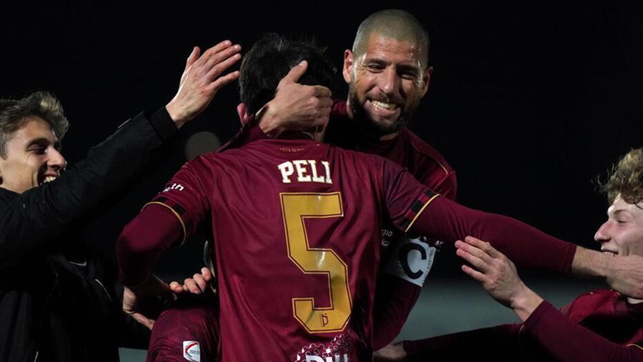 Capitan Espeche abbraccia Lorenzo Peli dopo la rete realizzata con l'Alessandria (Foto di Franco Silvi)