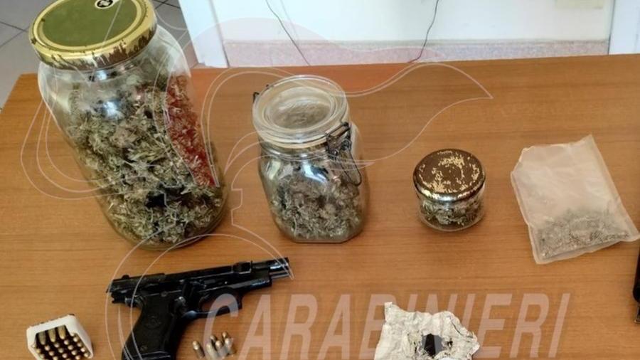 La pistola, le munizioni e la droga trovate dai carabinieri