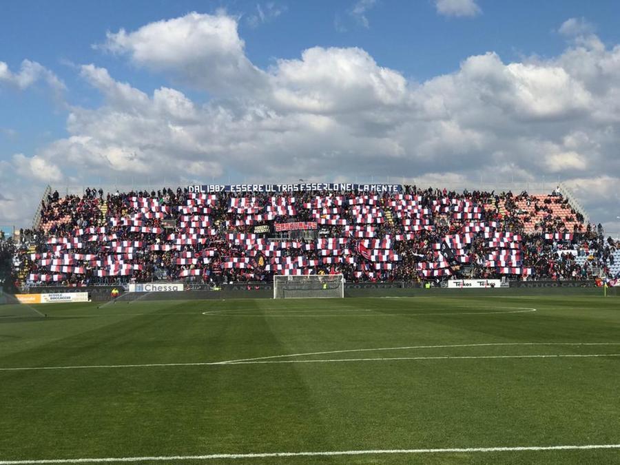 
	Ricordo di Valery Melis militare morto per una malattia contratta in servizio grande tifoso rossobl&ugrave; <em>(foto Mario Rosas)</em>

