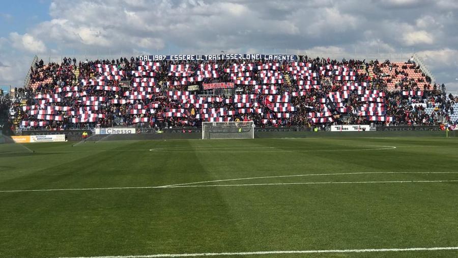 Ricordo di Valery Melis militare morto per una malattia contratta in servizio grande tifoso rossoblù <em>(foto Mario Rosas)</em>