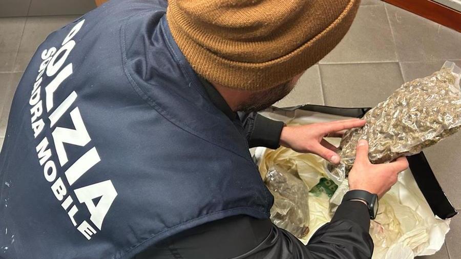 Un chilo e mezzo di droga in camera da letto: arrestata 56enne a Capoterra