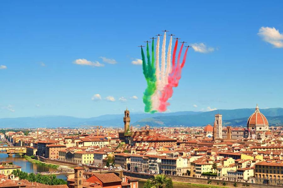 Le frecce tricolore tingono il cielo di Firenze per celebrare i cento anni dalla nascita di Zeffirelli