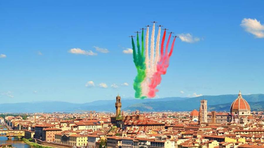 Le frecce tricolore tingono il cielo di Firenze per celebrare i cento anni dalla nascita di Zeffirelli