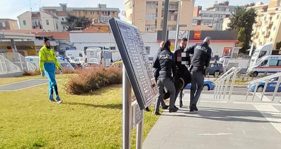 
	L'intervento della polizia e dei volontari della Misericordia, con a bordo il medico del 118


