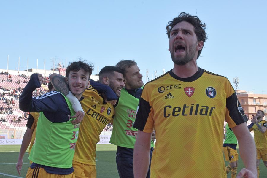 
	La goia dei giocatori del Pisa a Reggio Calabria dopo il successo sulla Reggina (Foto Sestini)


