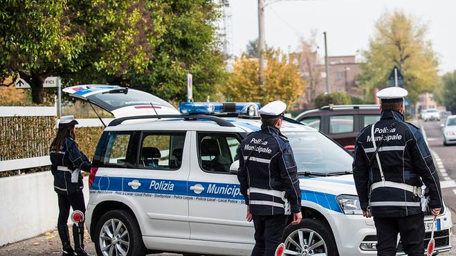 Maranello La madre anziana non risponde, la locale chiama il 118 e i pompieri