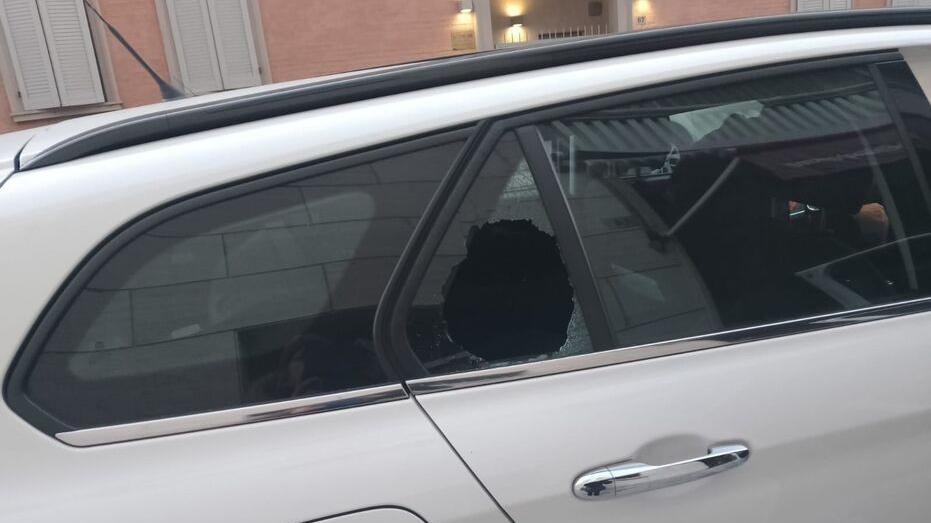 Modena. Lo spaccavetri estende il raggio Prese di mira auto in via Scanaroli
