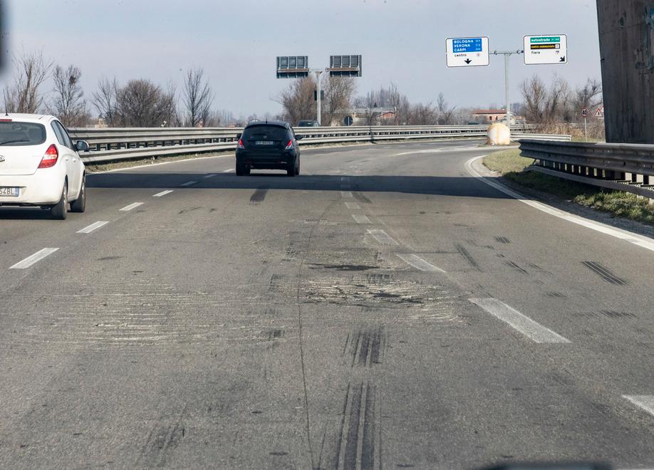 Modena, la tangenziale ora sprofonda 