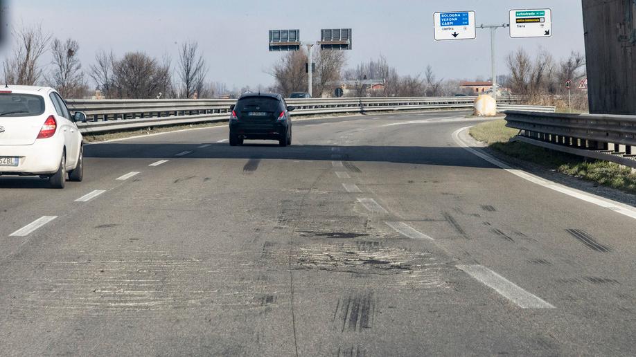 Modena, la tangenziale ora sprofonda
