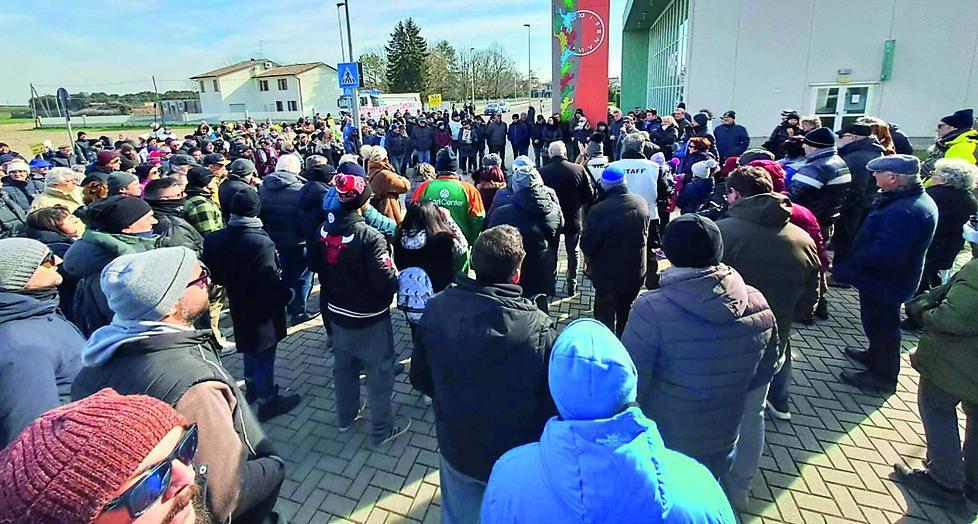 Finale Emilia. «No alla nuova discarica» La protesta dei cittadini arriva anche in trattore 