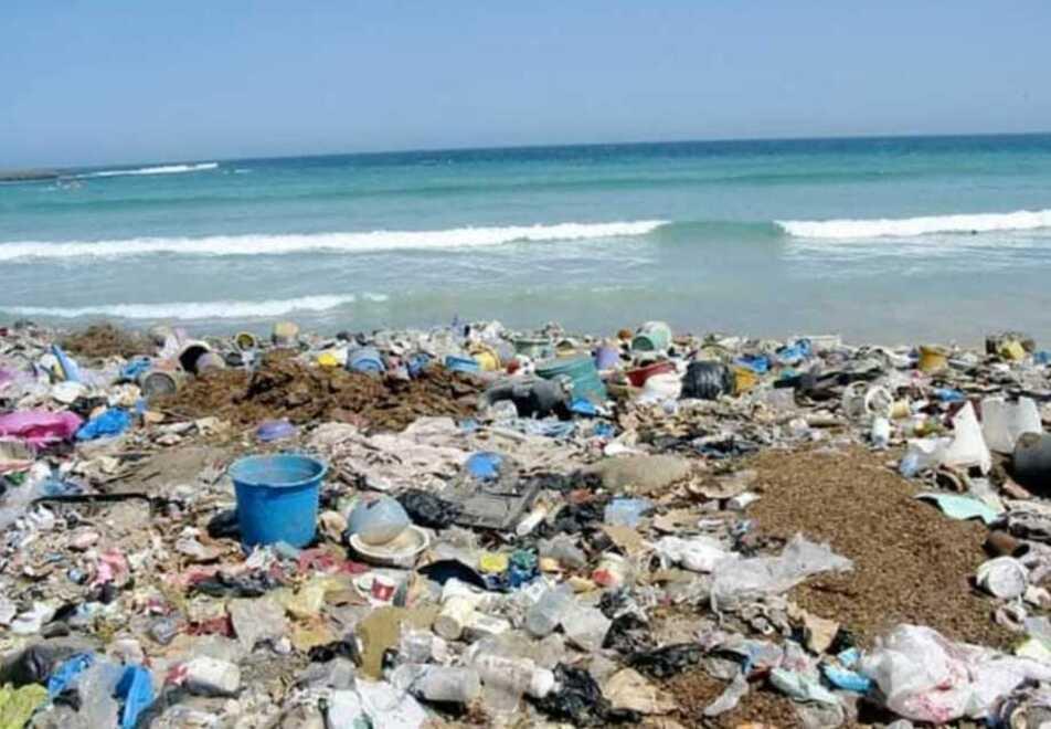 La Pelosa piena di rifiuti, ma è una fake